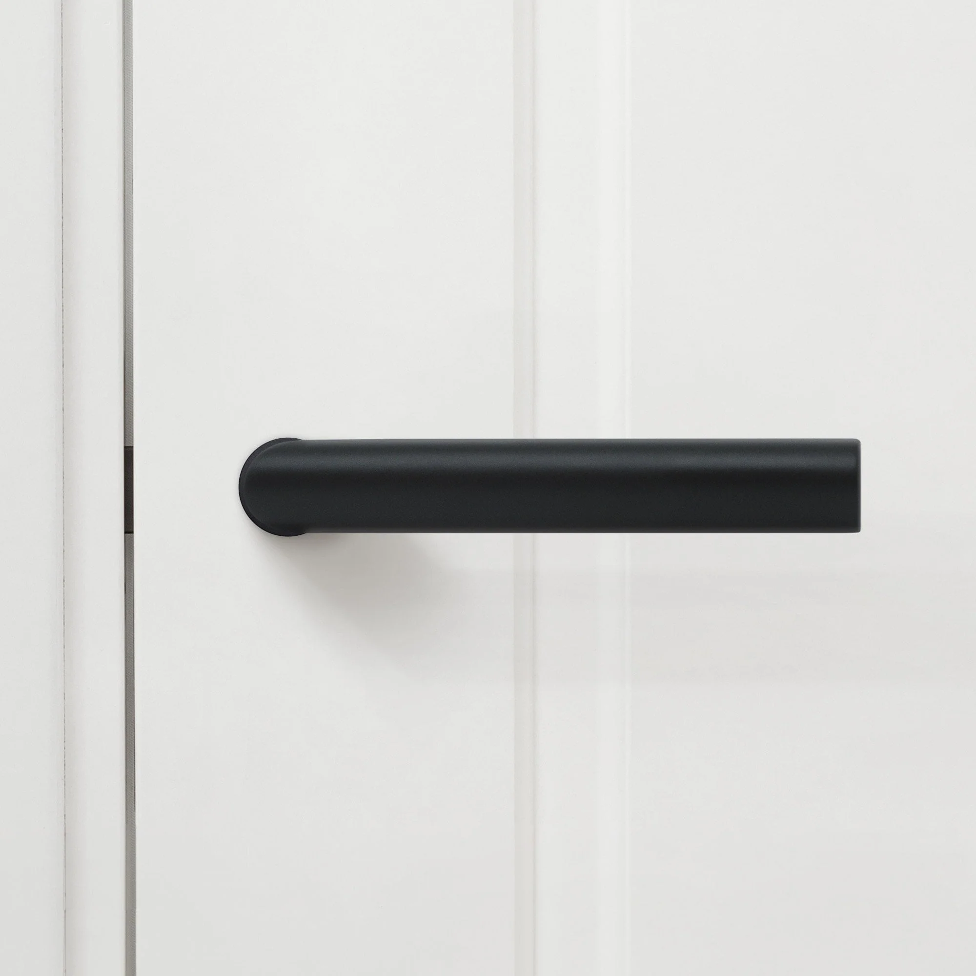 Studio Industrial Slim 102 Matt Black Lever Handle Pack with Magnetic Lock - Image 3