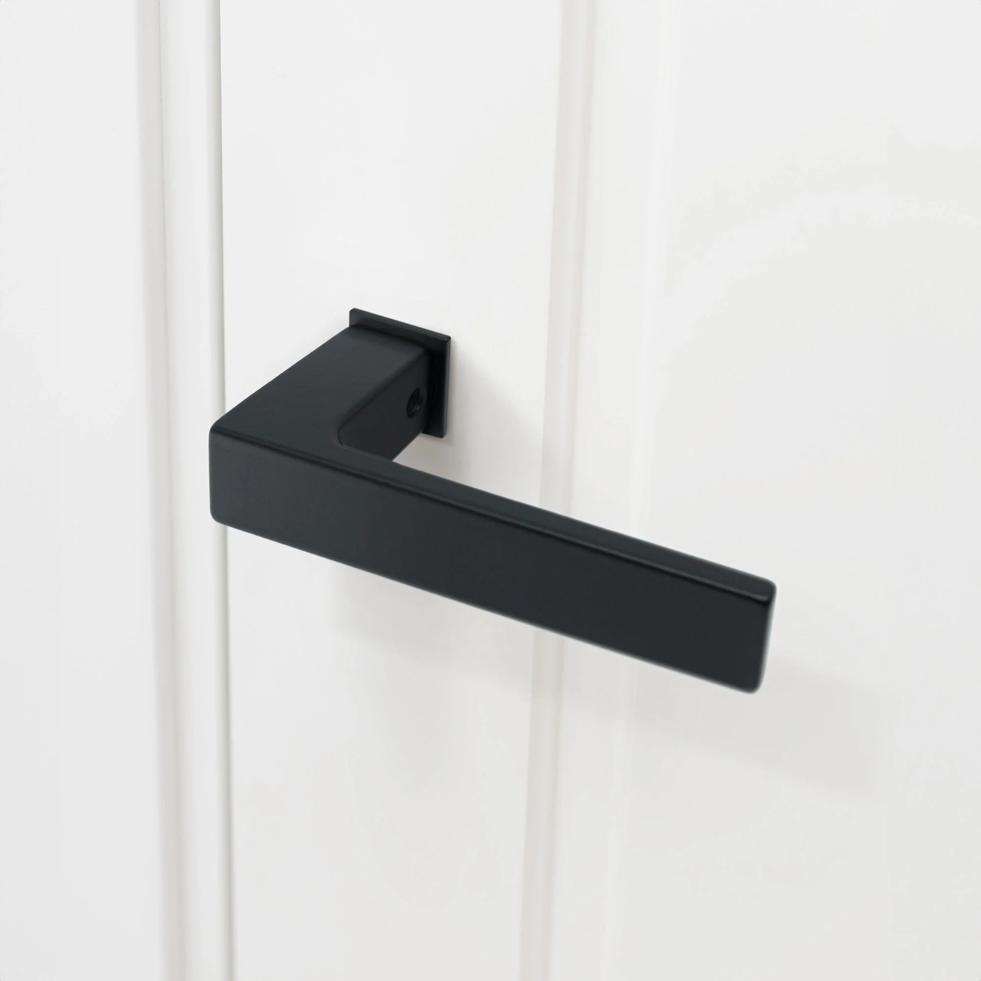Studio Industrial Slim 1317 Matt Black Lever Handle Pack with Magnetic Lock - Image 3