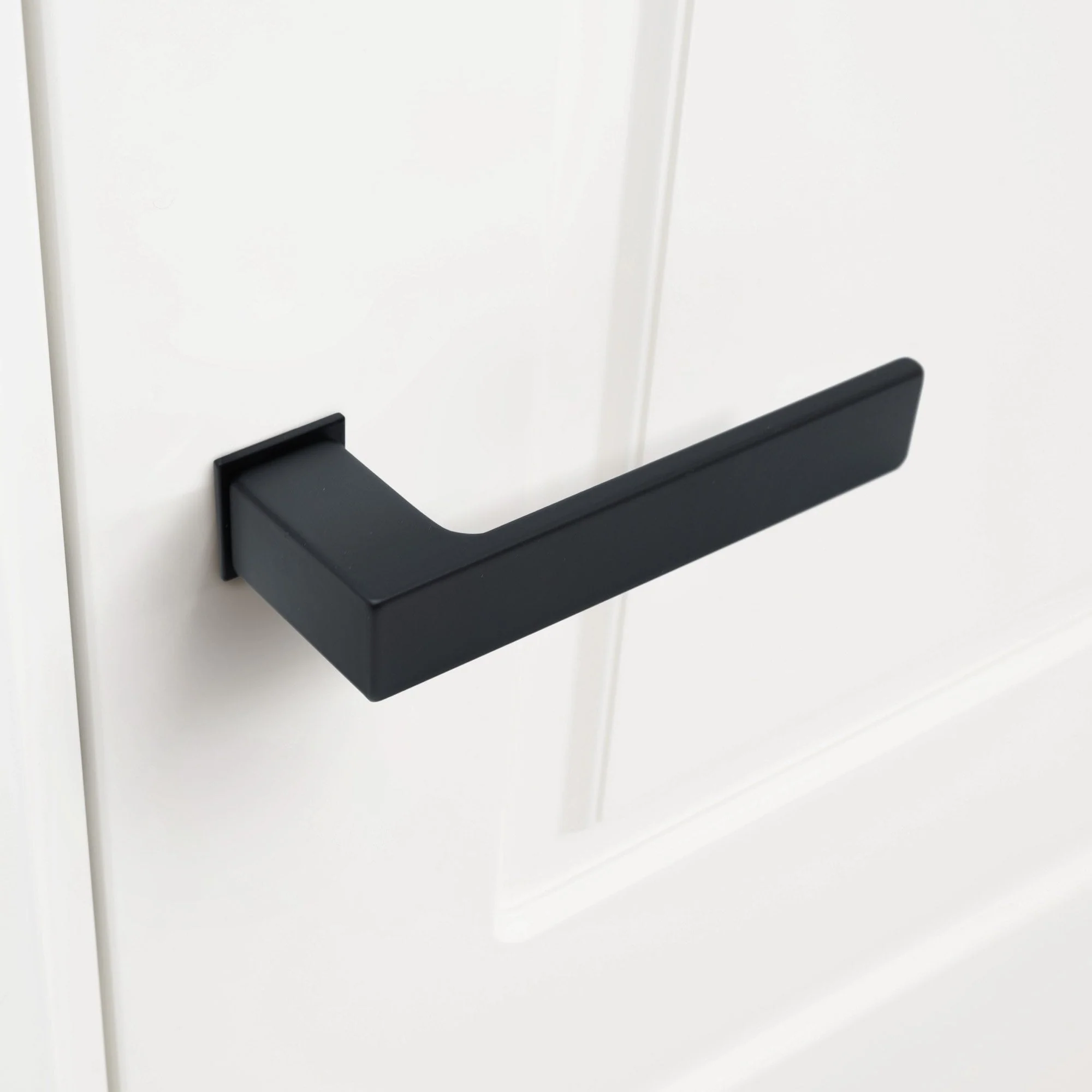 Studio Industrial Slim 1317 Matt Black Lever Handle Pack with Magnetic Lock - Image 6