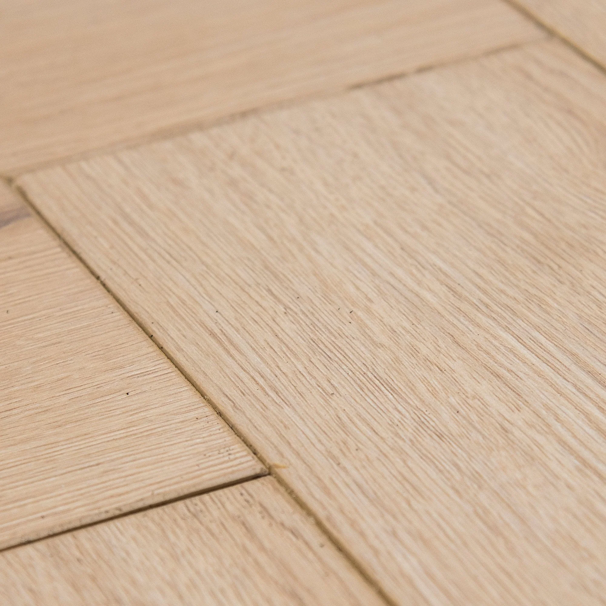 Pale Amberwood Oak - Comfort Luxe 12mm Laminate Herringbone Flooring - Image 4